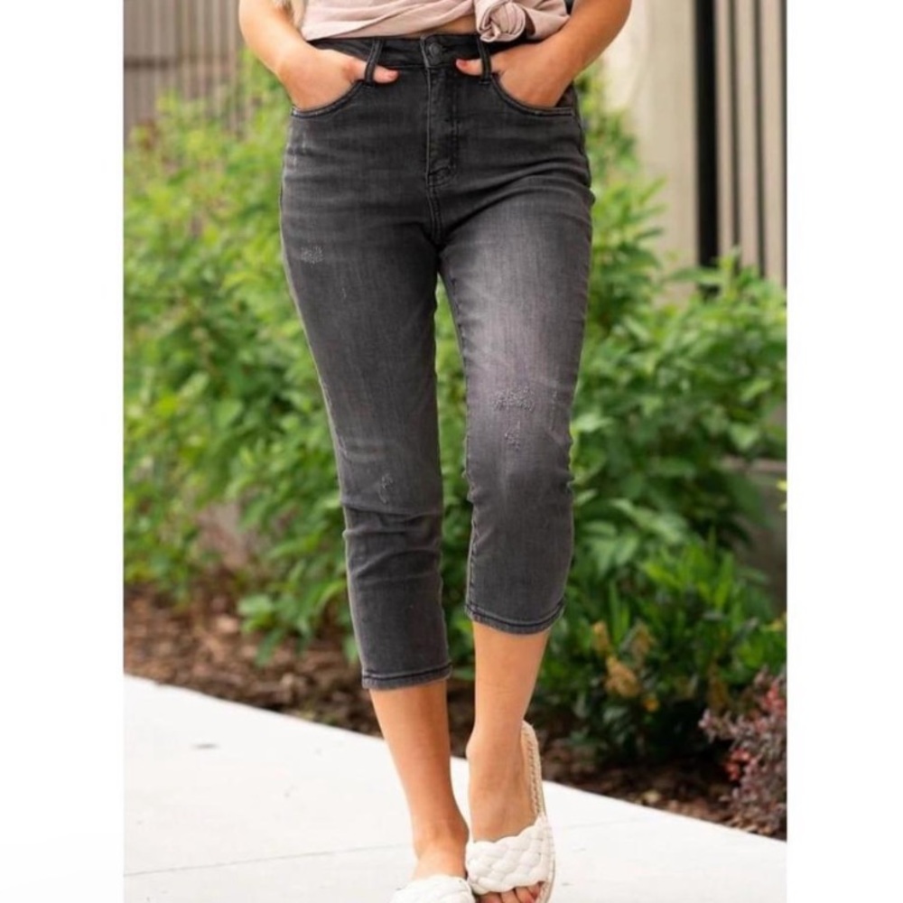 Judy Blue 14W Skinny Fit Capri Shorts in Grey Wash Distressed